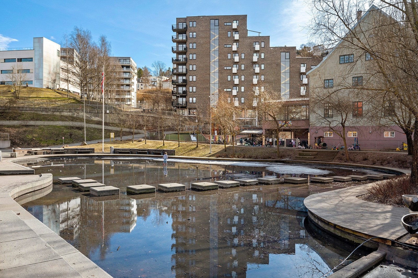 Fint uteområde i Kværnerbyen, kollektivtransport rett utenfor døren, bysykler i umiddelbar nærhet Galleribilde