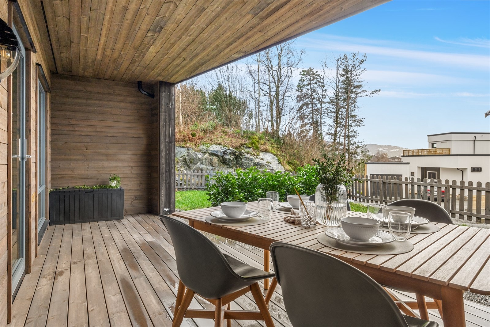 En herlig takoverbygget uteplass med fine solforhold Galleribilde