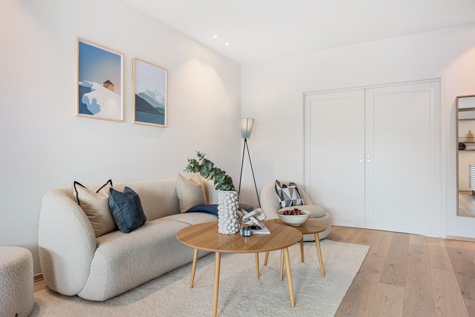 Dobbel skyvedør skiller av mot kontoret. Galleribilde