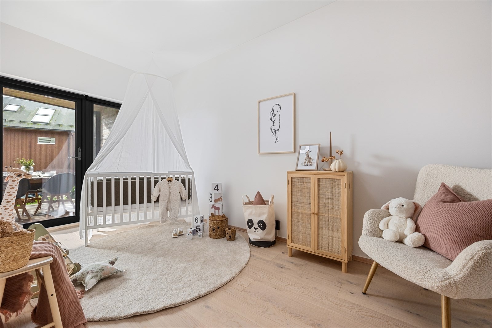 Etasjen inneholder tre romslige soverom på hhv. 9,2 m², 11,2 m² og 12,9 m². Galleribilde