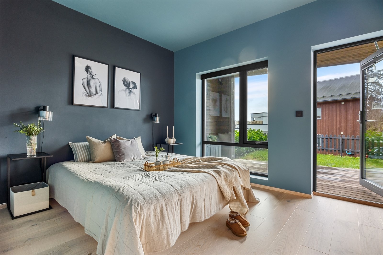 Hovedsoverommet er av god størrelse og har utgang til hagen i front Galleribilde