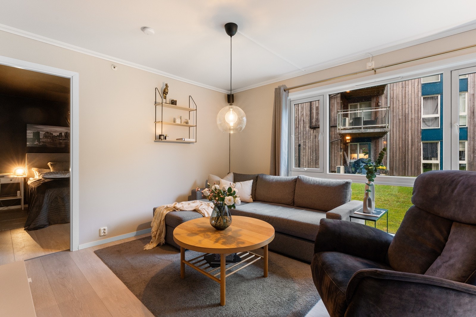 Her er det supre møbleringsmuligheter med naturlig plass for på sitte- og spisegruppe. Galleribilde