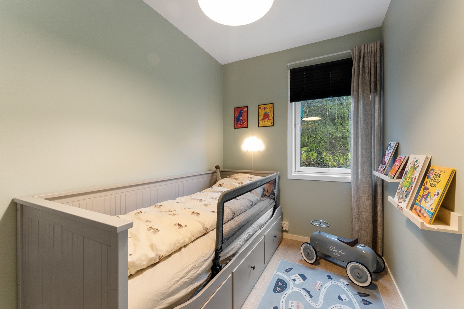 Soverom 2 måler 7 kvm og er innredet med seng og garderobeskap. Galleribilde