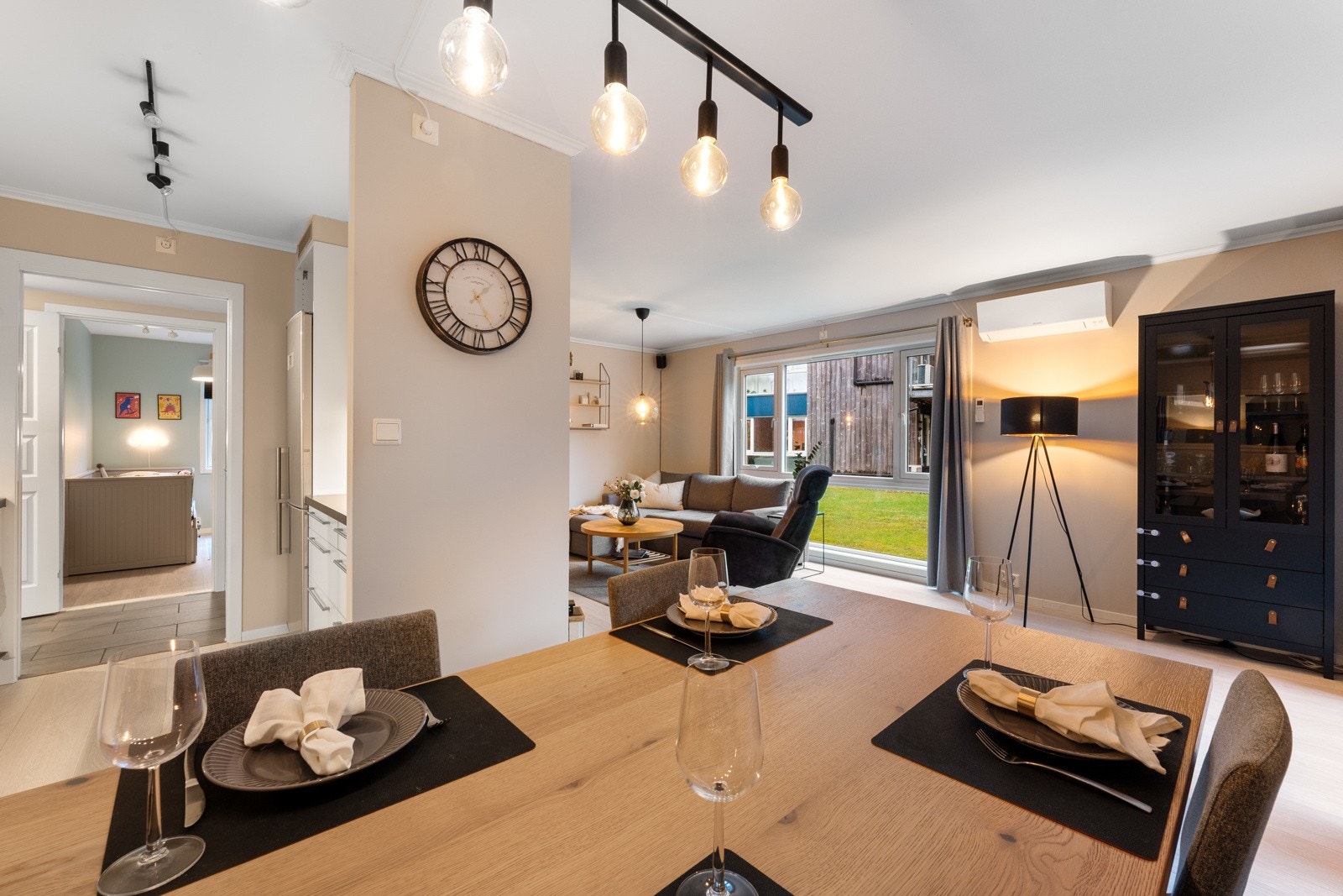 Stue og kjøkken er ikke helt adskilt og det skapes dermed rom for en sosial atmosfæren i oppholdsrommet. Galleribilde