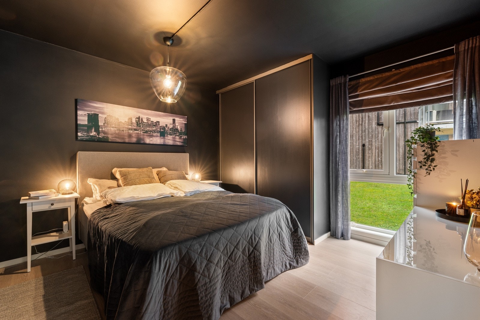 Hovedsoverommet måler 12 kvm og har god plass til dobbeltseng og annet ønsket møblement. Her ble gulv skiftet og overflater malt i 2024. Galleribilde