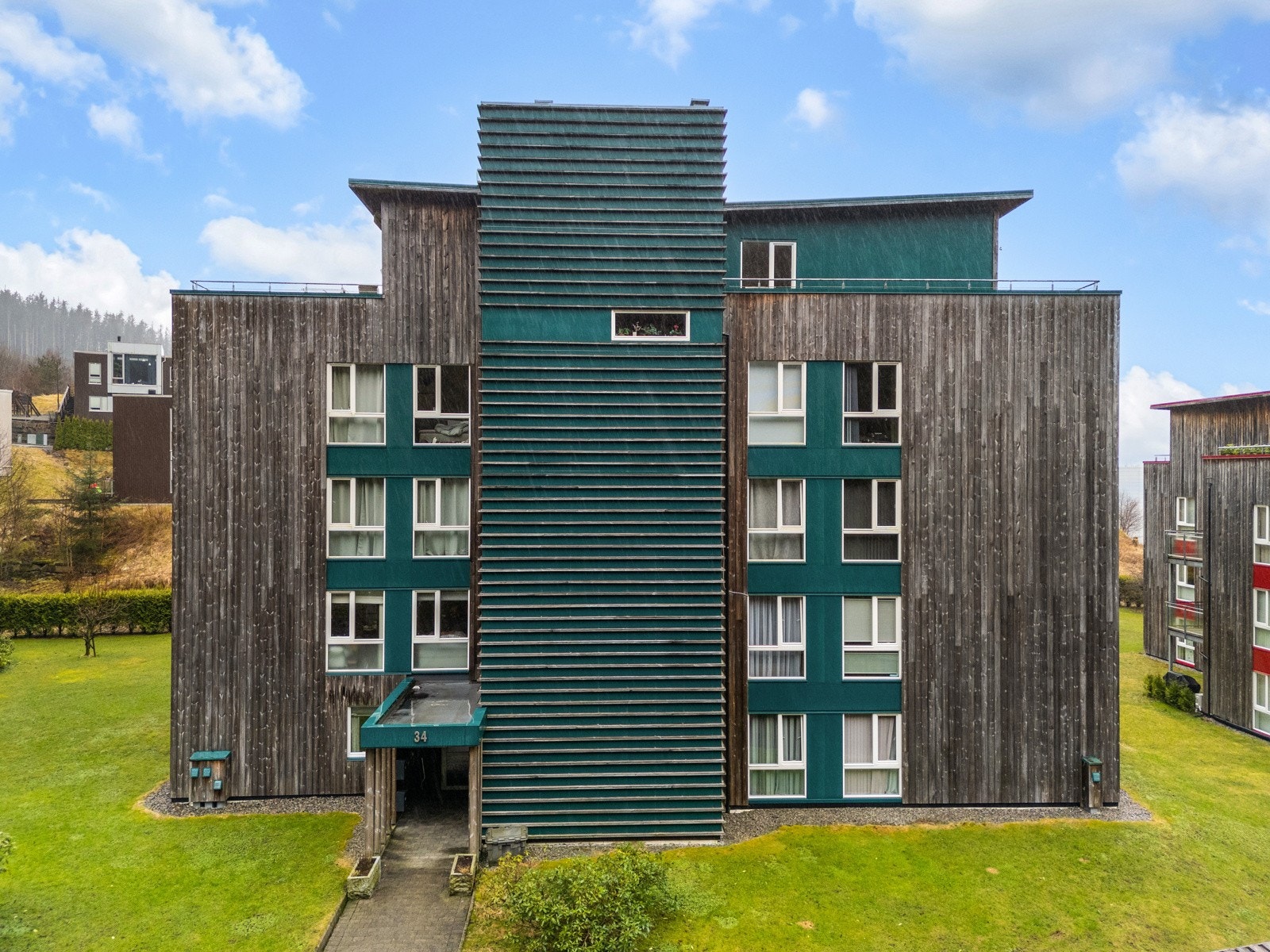 Lagunen Storsenter ligger innen gangavstand og byr på et bredt servicetilbud med blant annet flere butikker, caféer, resturanter, apotek og vinmonopol. I 2025 åpner en ny del av lagunen med enda flere butikker og fasiliteter. Galleribilde