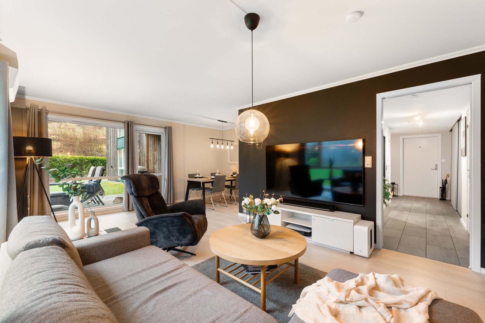 Stuen gir deg en god romfølelse og et godt helhetsinntrykk. Her er det åpent og luftig med et supert lysinnslipp. Galleribilde