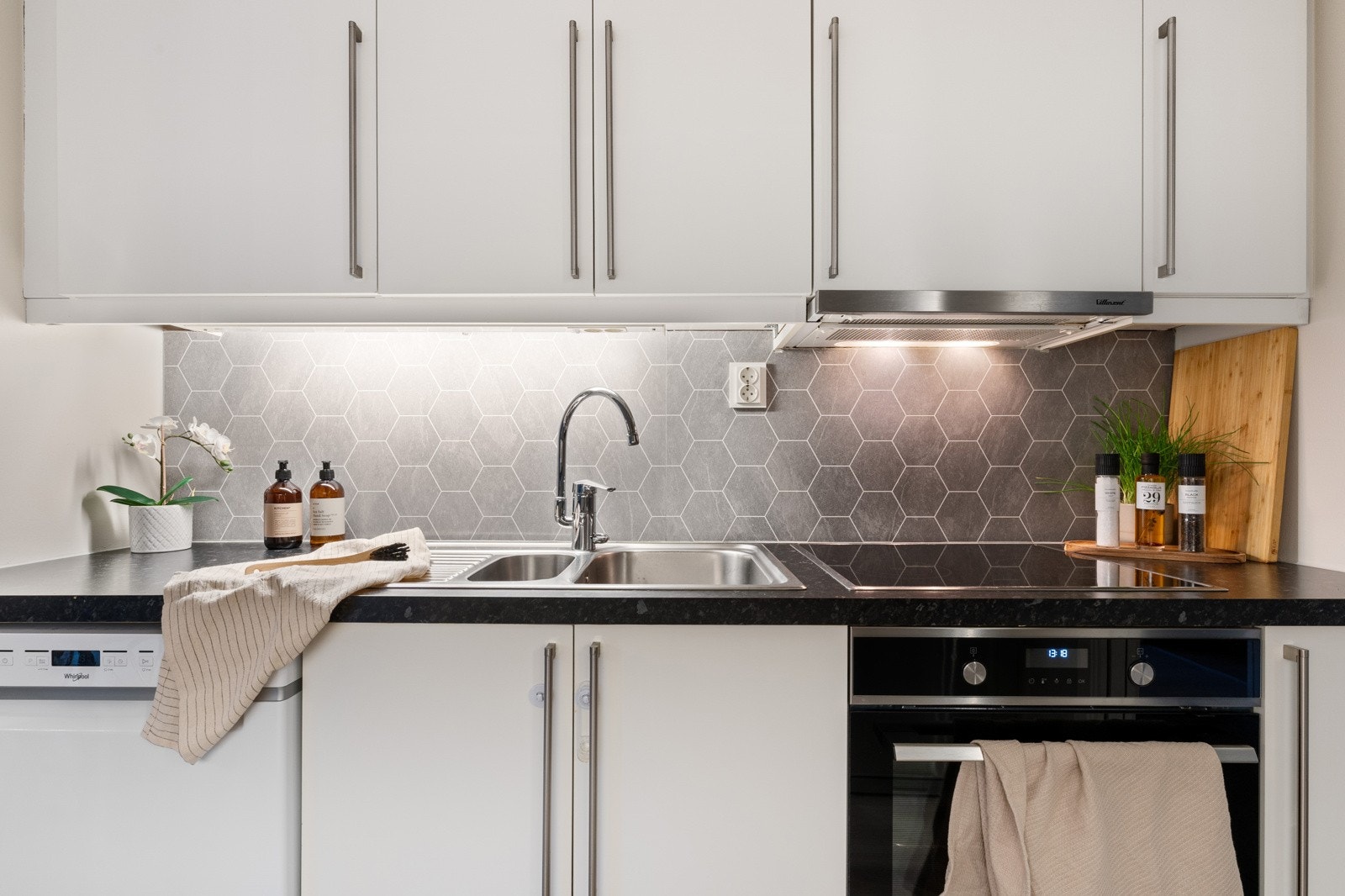 Det ble byttet oppvaskmaskin og stekeovn i 2024. Samme år ble også plater mellom overskap og underskap montert, samt ny stikkontakt. Galleribilde