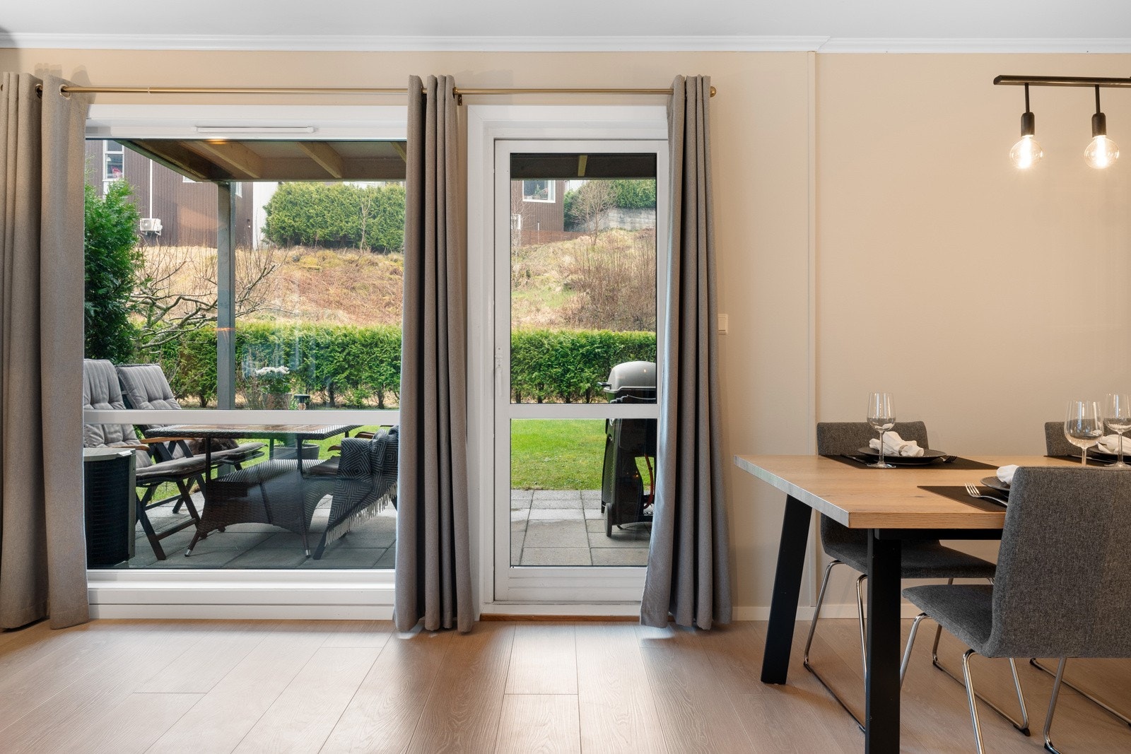 Det er tilkomst til en herlig markterrasse fra stuen. Galleribilde