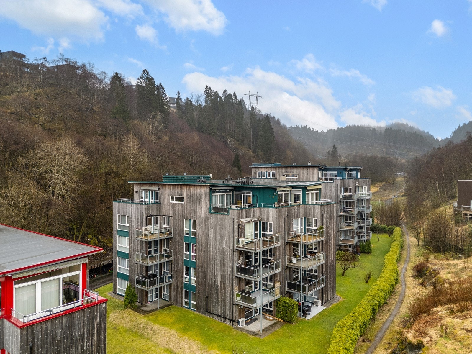 Veldrevet sameie på Apeltun med kort vei til nærliggende fasiliteter. Sameiet ble sist rehabilitert i 2015. Galleribilde