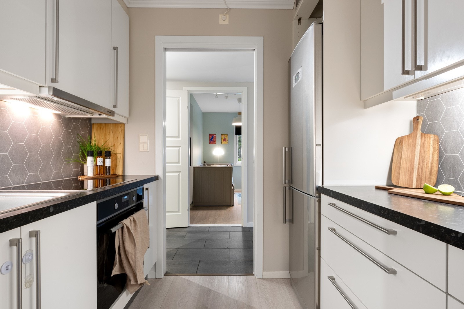 Overflater på kjøkken og i stue ble malt i tidsriktige farger i 2021. Galleribilde