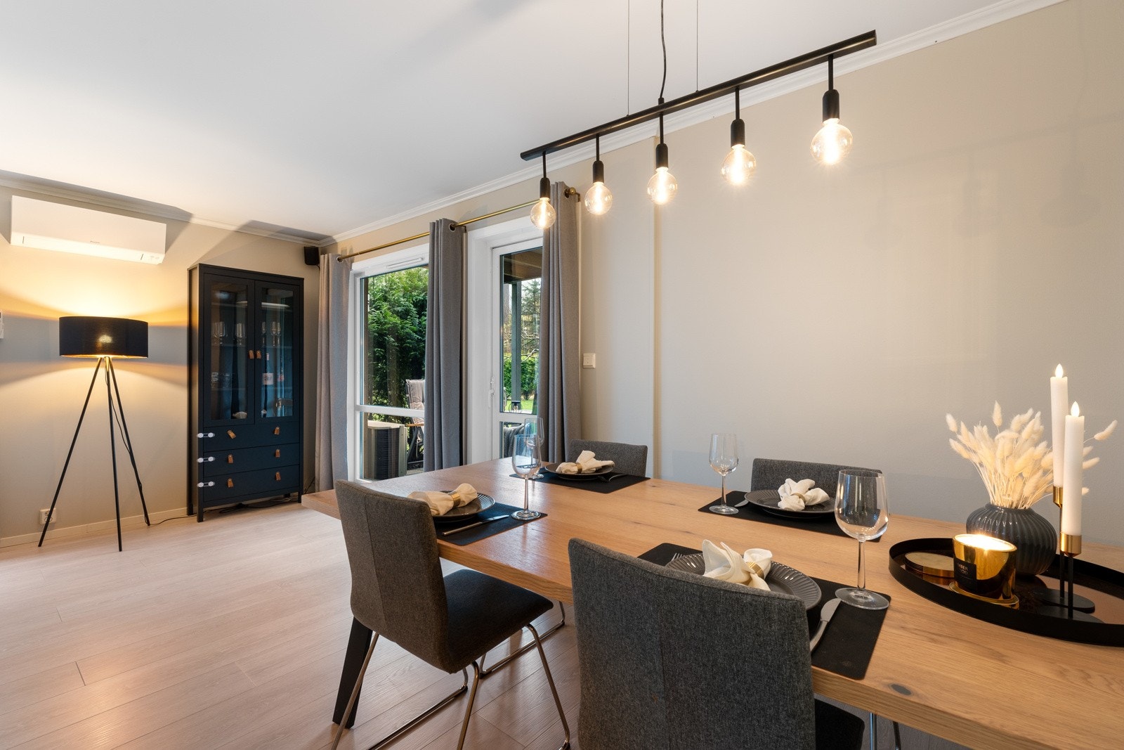 Det er god og naturlig plass til et langstrakt spisebord i stuen. Galleribilde