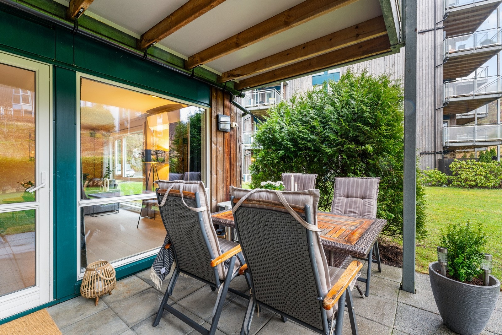 Her er det plass til å møblere med hagemøbler og nyte finværsdagene. Galleribilde