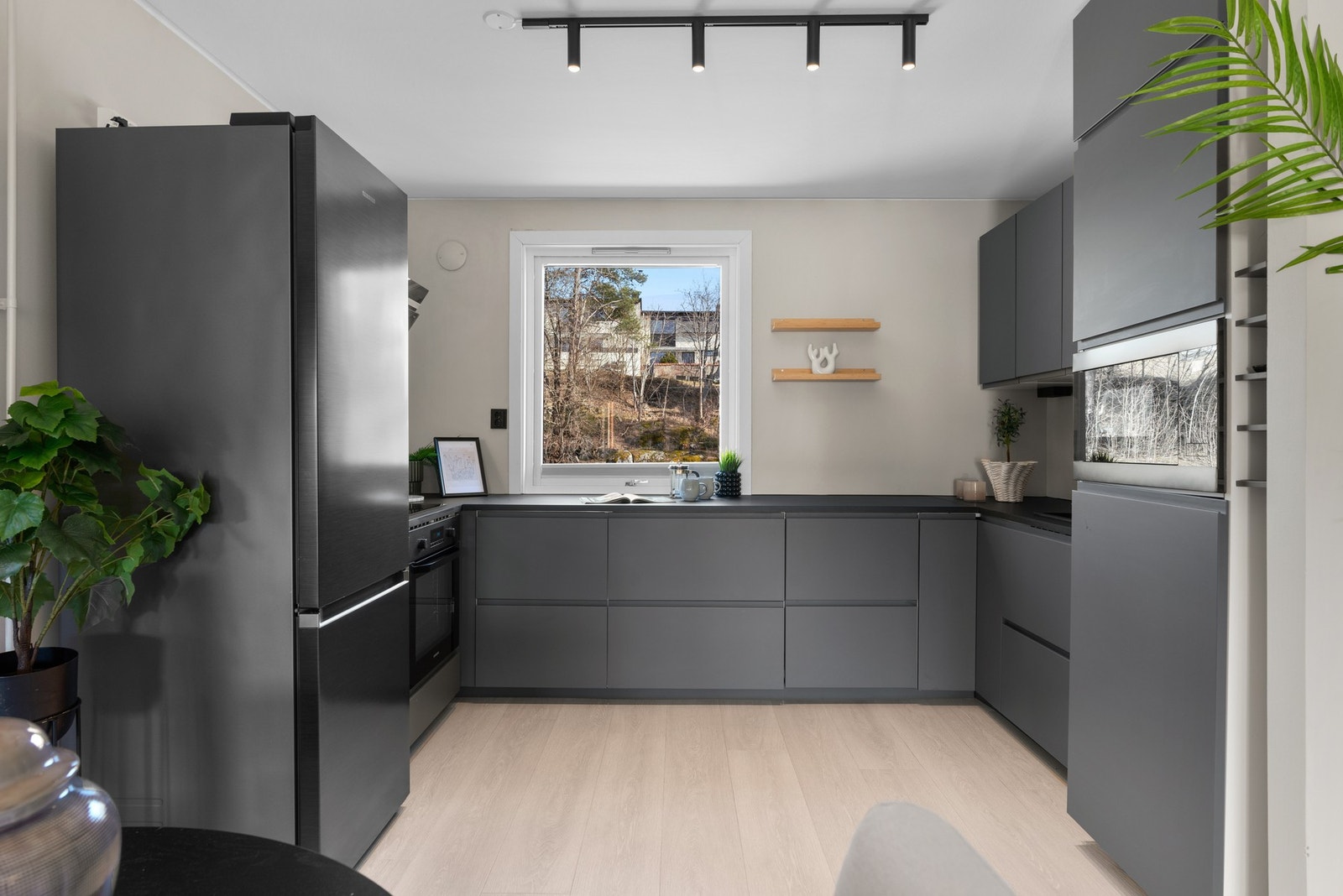 Stilrent kjøkken med moderne Ikea-innredning fra 2021/22. Kjøkkenet har rikelig med lagringsplass og gode arbeidsflater. Galleribilde