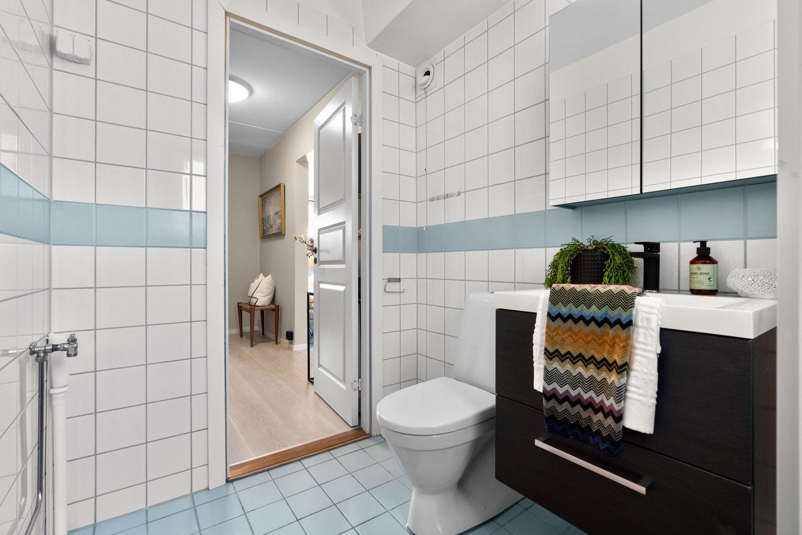 Dusjsonen er adskilt med skyvedør og vegg av glass og aluminium ramme. Dusj med 2- greps blandebatteri og det er ellers opplegg for vaskemaskin. Galleribilde