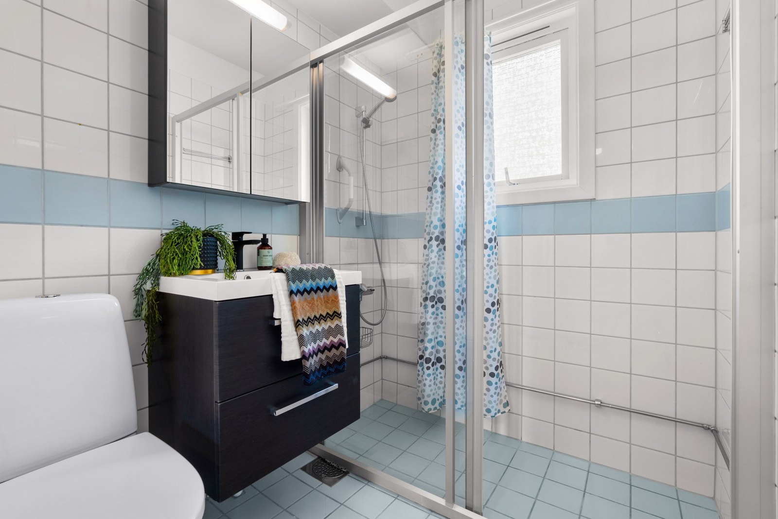 Innredningen er skiftet i nyere tid og består av en heldekkende servant med 1- greps blandebatteri på innredning med to skuffer og dempe funksjoner. Over vasken er det montert overskap med speildører. Galleribilde