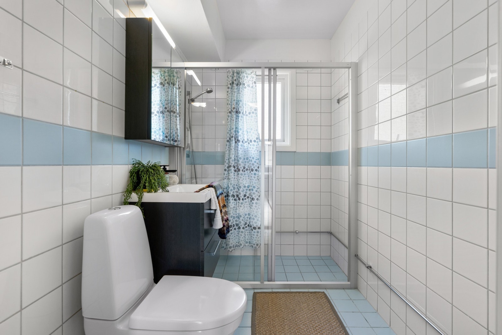 Badet er av god størrelse og ble pusset opp i regi av borettslaget i ca. 1996. Det er varmekabler med termostat i badegulvet. Galleribilde