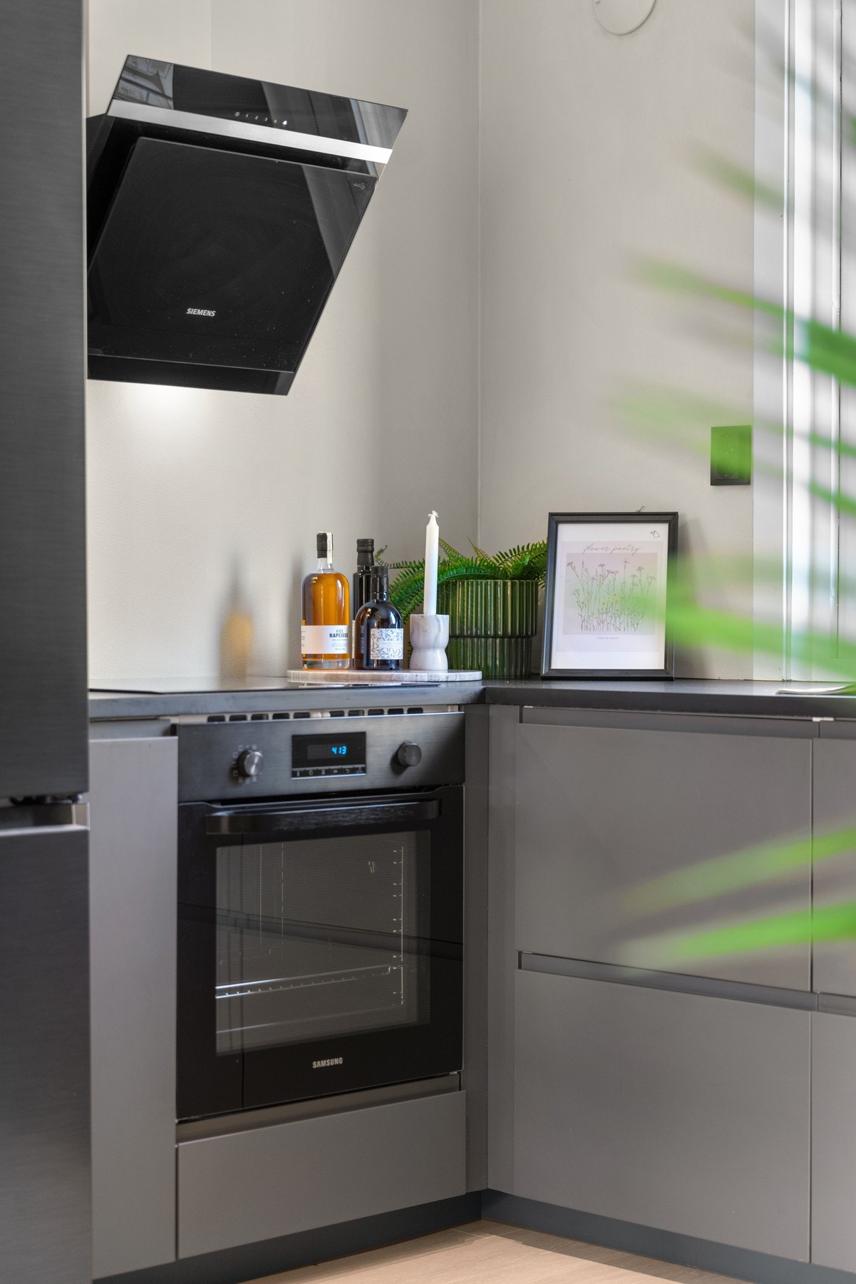 Det er ventilator med kullfilter over koketoppen, og det er installert automatisk lekkasjestopper til oppvaskmaskinen og komfyrvakt til platetoppen. Galleribilde