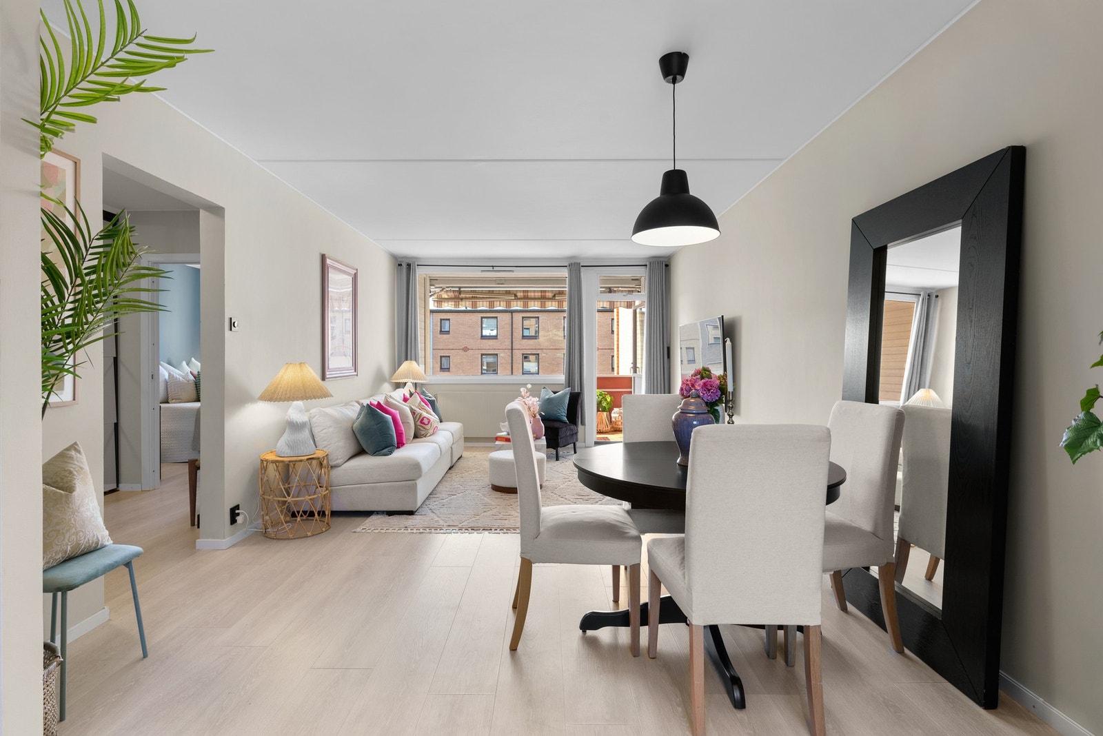 Olav Nygards veg 32 er en lys og pen 2-roms på 52m² med solrik balkong og en attraktiv beliggenhet i et sentralt og trafikkskjermet område på Ulsrud. Galleribilde