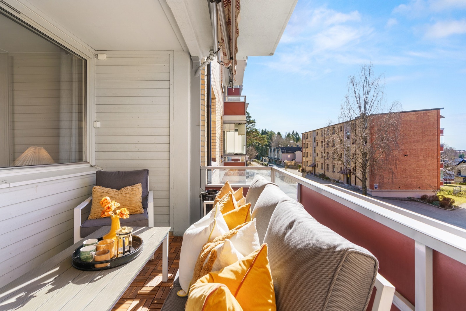 Fra stuen er det utgang til en vestvendt balkong på 8 kvm. Balkongen har god plass til å innredes med sittegruppe. Galleribilde