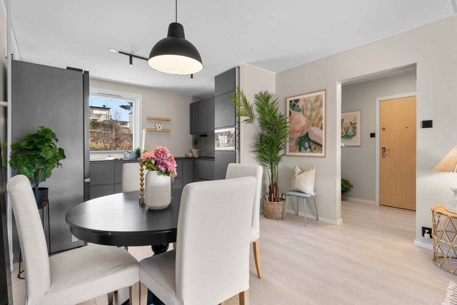 I 2021/22 ble store deler av overflatene i leiligheten oppgradert og det ble bla. lagt et nytt, pent laminatgulv som er gjennomgående i leiligheten. Galleribilde