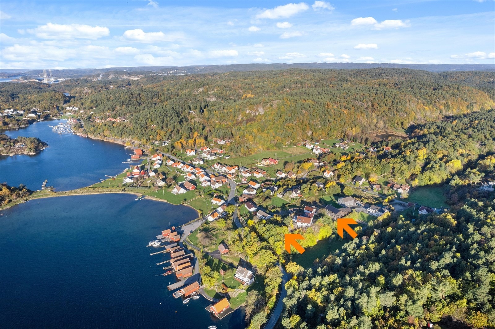 Eiendommen har tilleggstomt(pil til venstre) Galleribilde