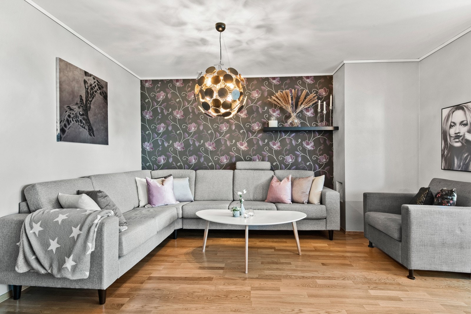 Stuen blir leilighetens selvsagte samlingspunkt med tilknytning til både kjøkkenet og med utgang til terrasse. Galleribilde