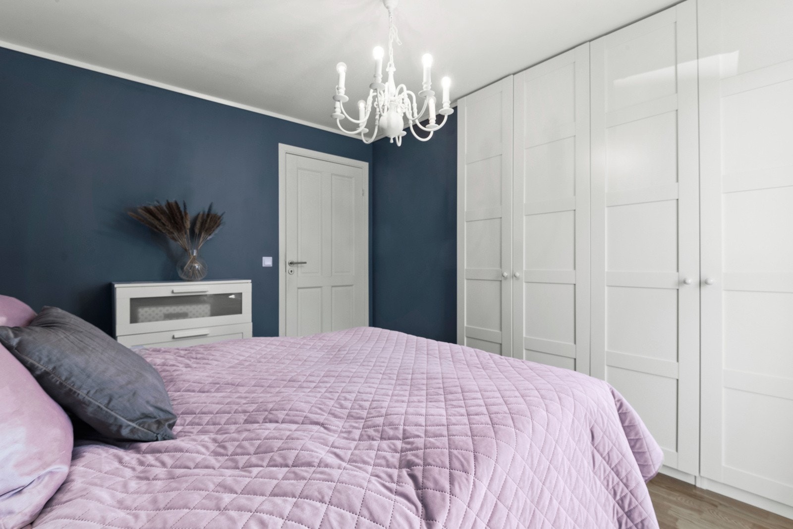 Flott og romslig garderobeskap som medfølger salget. Galleribilde