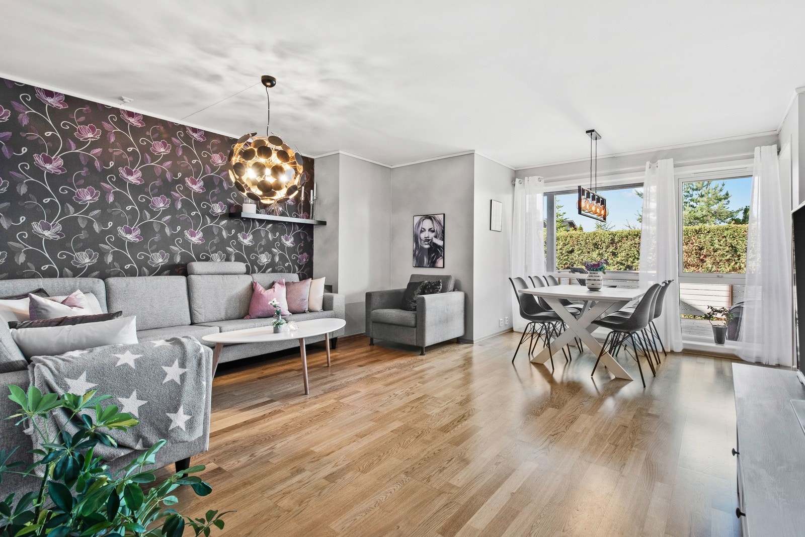 Stuen er lysmalt og romslig, og ligger i en delvis åpen løsning mot kjøkkenet. Galleribilde