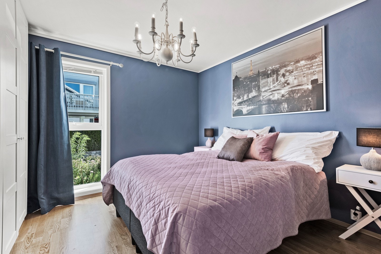 Stor og romslig soverom med plass til både dobbelseng og garderobeskap. Galleribilde