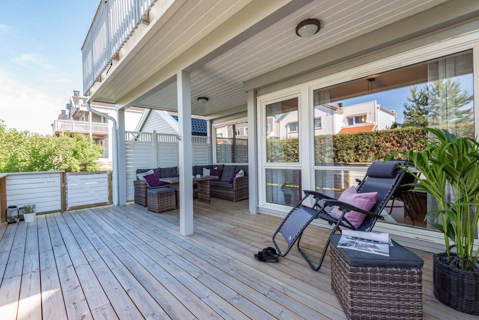 Fra terrassen kommer du ut til en hageflekk og videre til en sti som tar deg til garasjen. Galleribilde