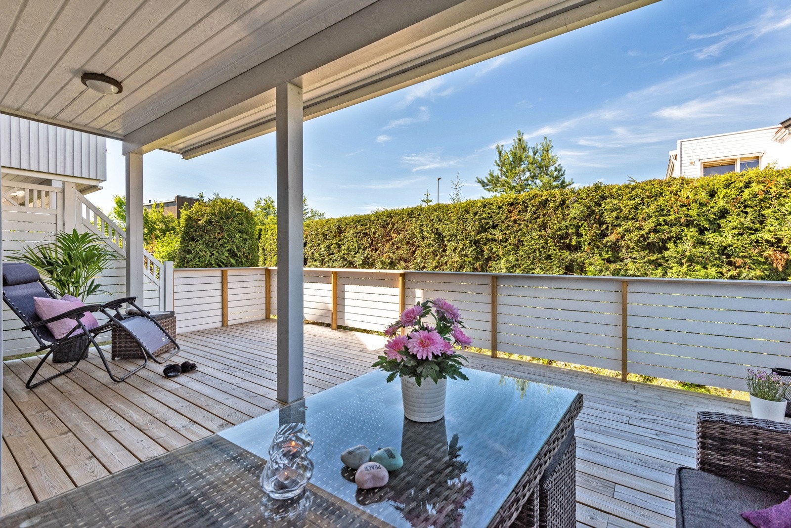 Det ble byttet terrasse bord i 2020 og gjerdet inn platting i 2021. Galleribilde