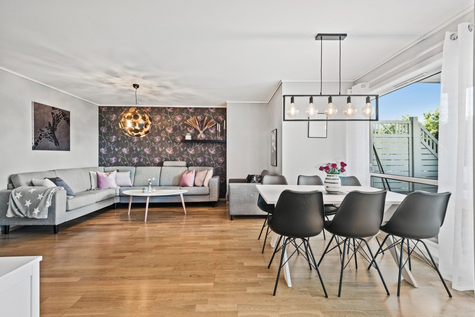 Det er flere møbleringsmuligheter med plass til både tv- og sofamøblement, eller til spisebord. Galleribilde