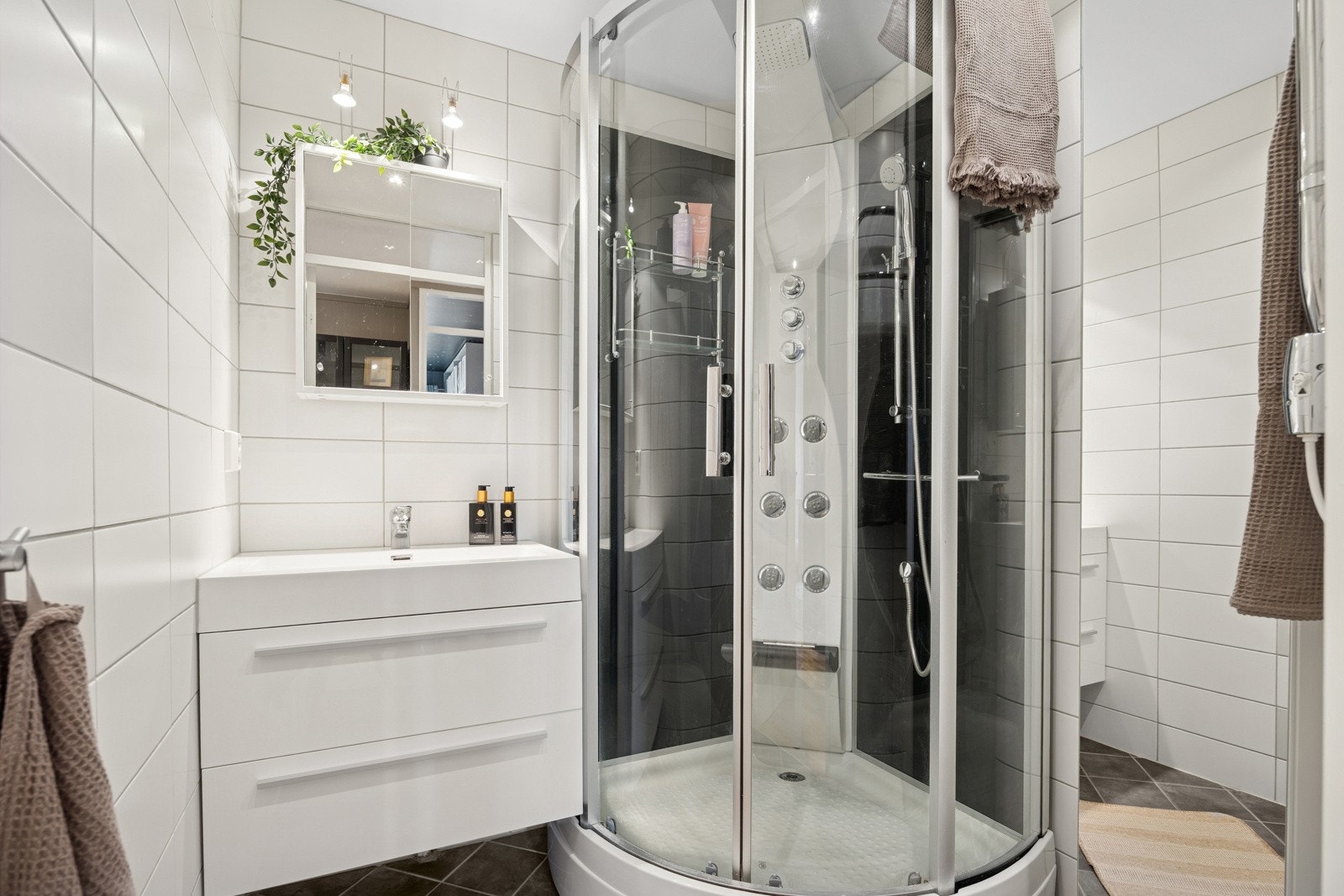 Badet ble oppgradert i 2011 og er flislagt med varme i gulvet. Også badet er vurdert å være i god stand av takstmann. Galleribilde