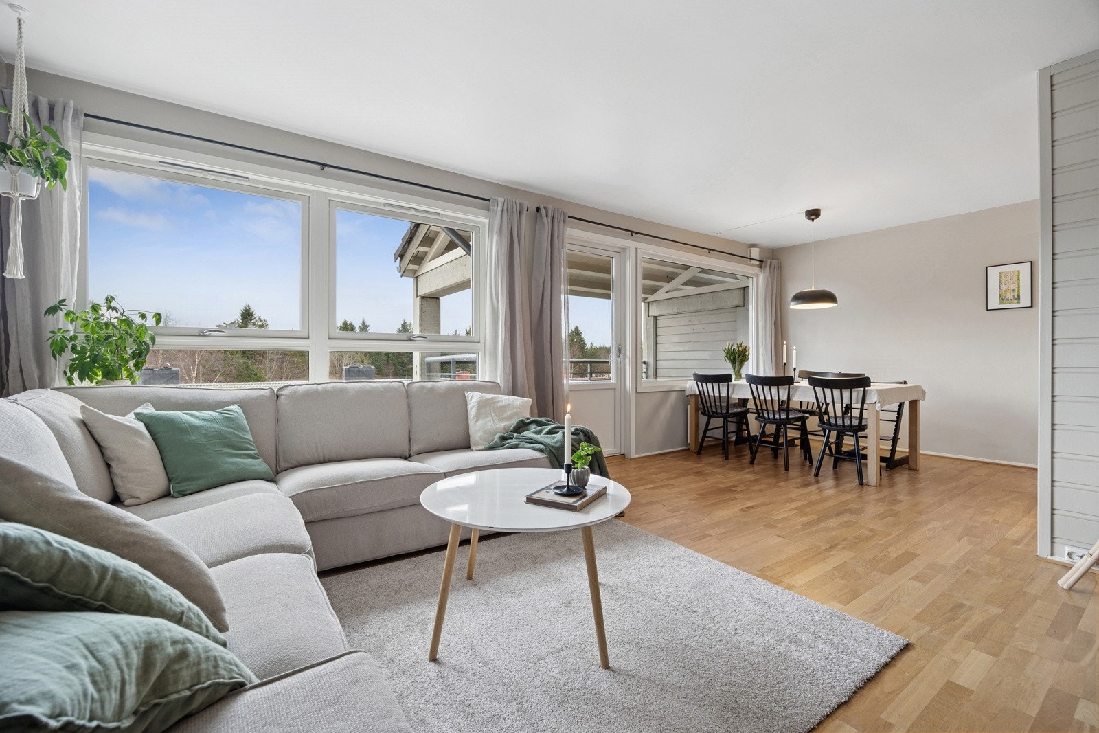 Leiligheten har vært gjenstand for flere oppgraderingsarbeider i senere tid, se selgers vedlikeholdsoversikt i prospektet. Galleribilde