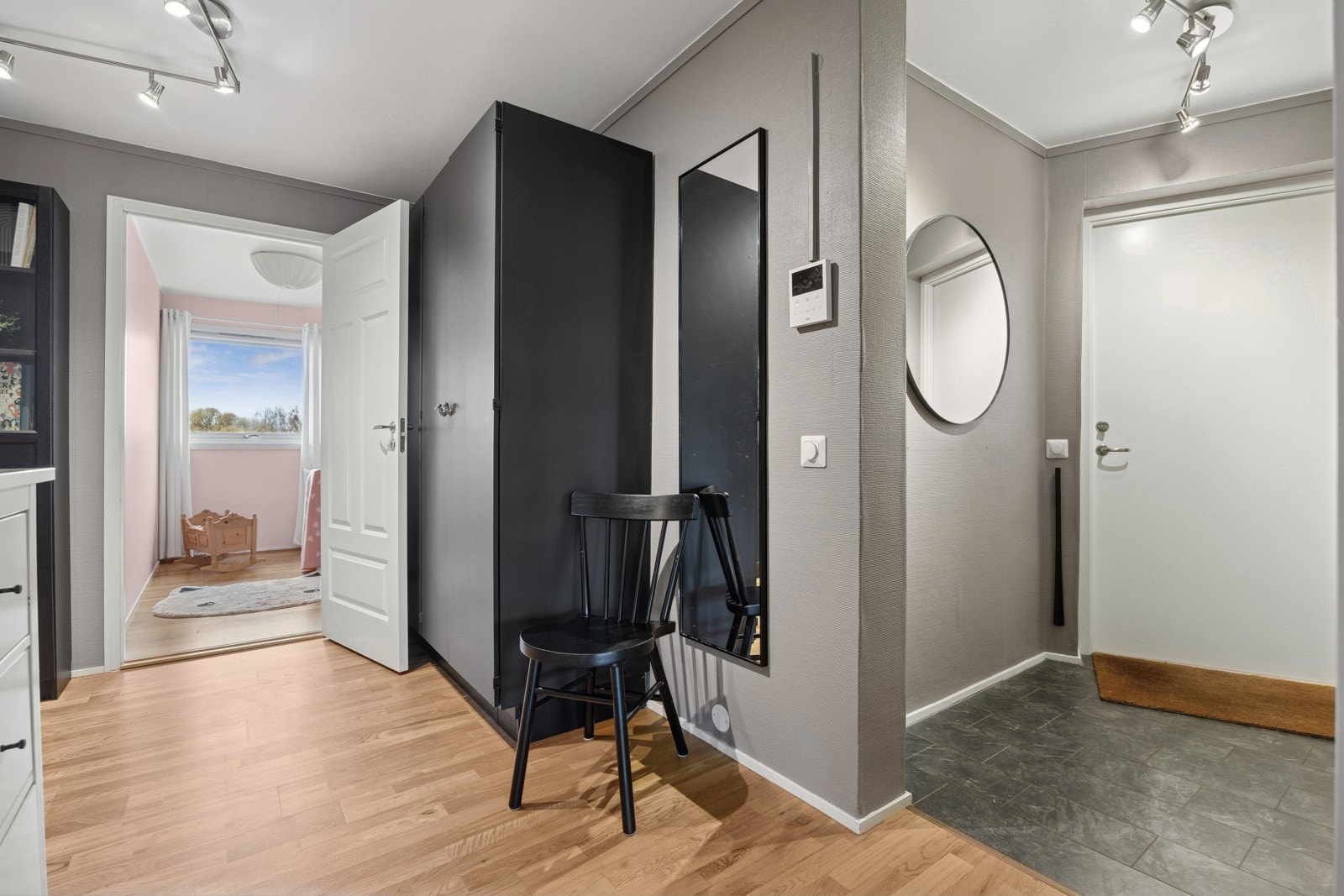 Entré med gang oppleves romslig med masse plass til klesavheng og garderobeløsninger. Galleribilde