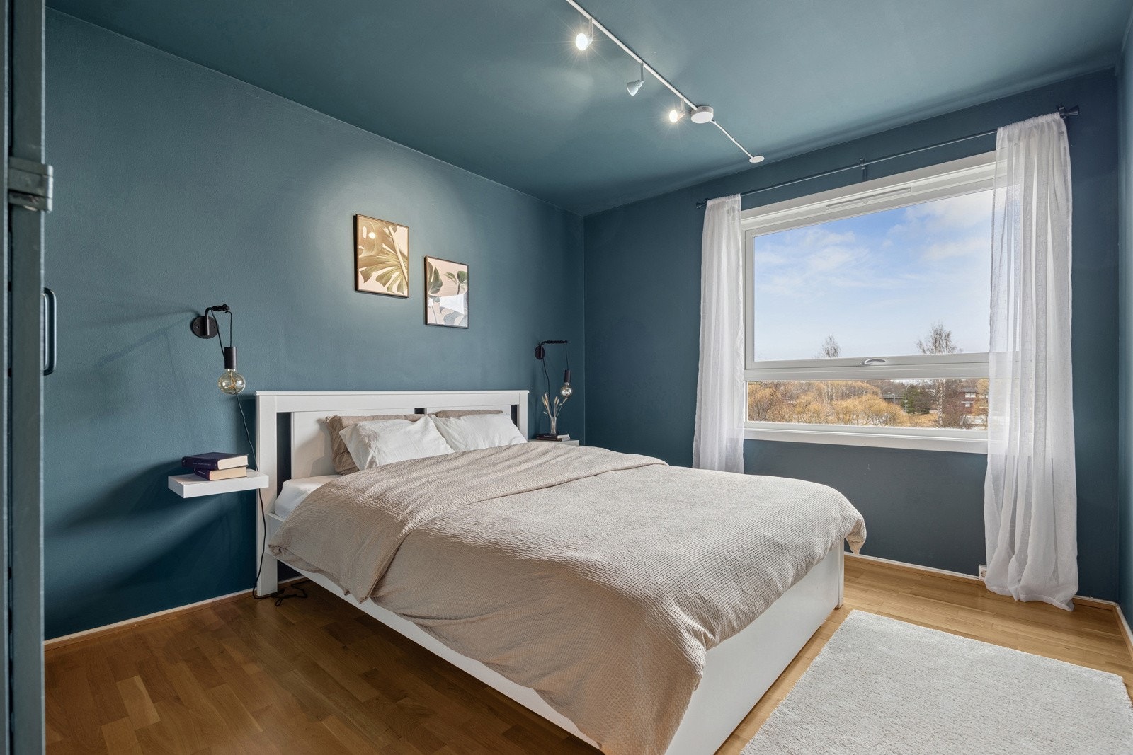 Hovedsoverommet måler hele 11,5 kvm og ble overflatebehandlet i 2021. Garderobeløsning på rommet medfølger. Galleribilde