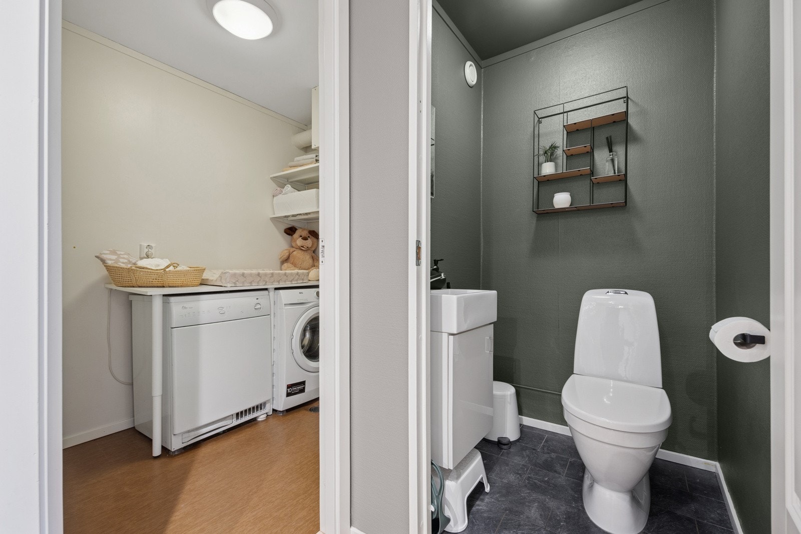 Mange vil nok sette pris på at det er separat toalettrom med servant i leiligheten. Toalettrommet er i god stand i følge takstmann - TG1. Galleribilde