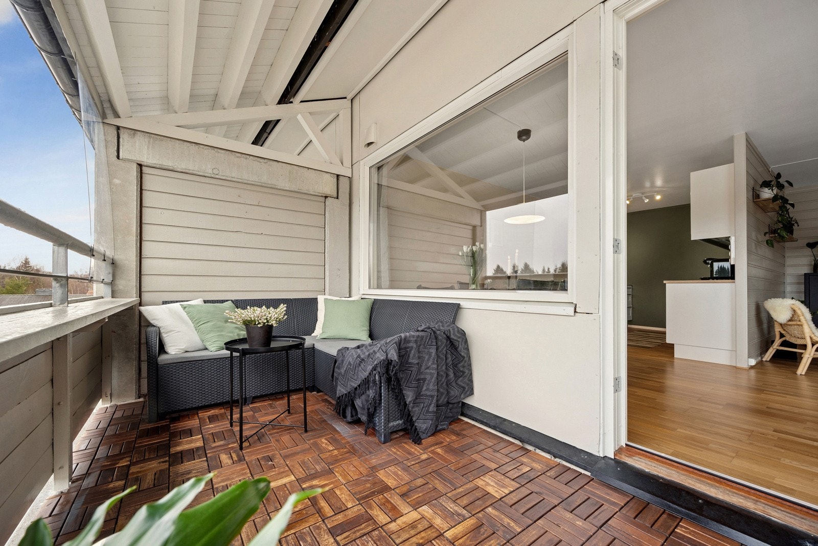 På sommerstid forlenges stuearealet av balkongen, som er overbygget og vender mot sør. Galleribilde