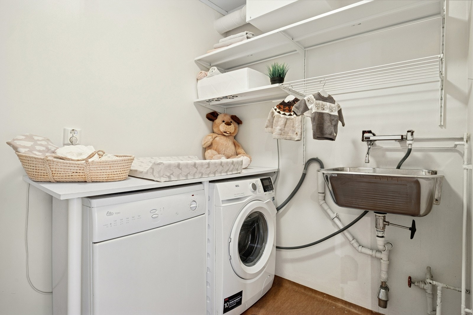 Vaskerommet er først og fremst et praktisk rom og er innredet med utslagsvask, hyller, benkeløsning, opplegg for vaskemaskin/tørketrommel og varmtvannsbereder. Galleribilde