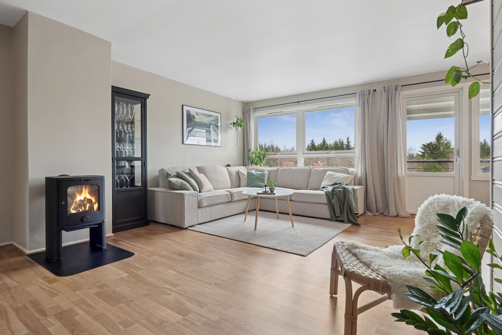 Leiligheten har gode kvaliteter som fint bad og kjøkken, lys og stor stue, 3 soverom, overbygget veranda, fast parkeringsplass og rikelig med bodplass. Galleribilde