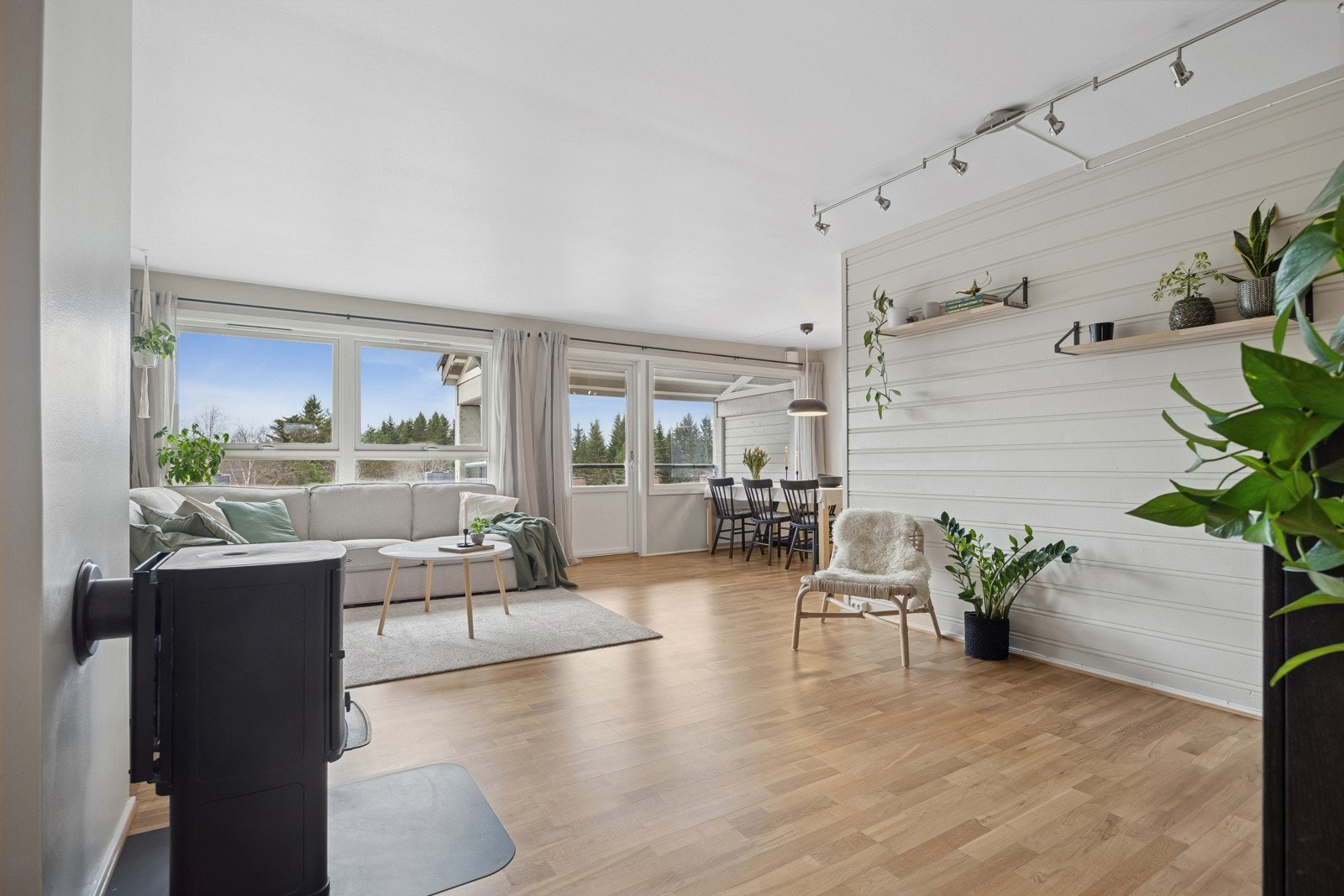 På stua finner man også vedovn, som er ekstra god å ha på den kalde tida av året. Galleribilde