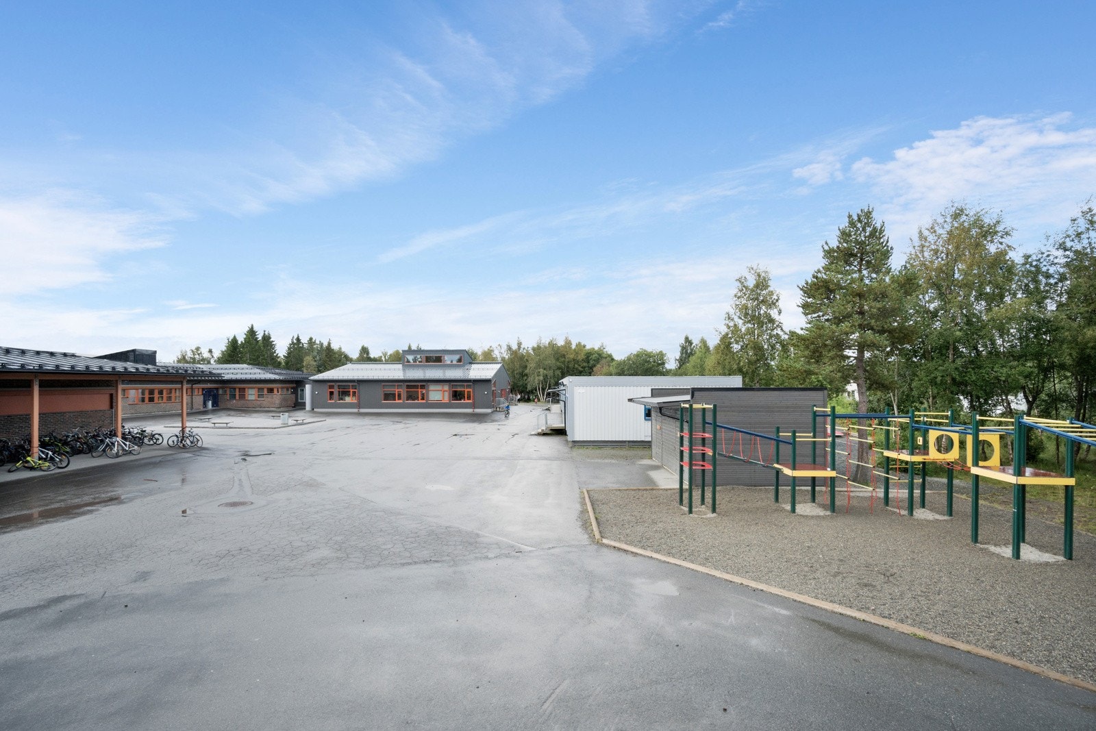 Starrmyra 12 sogner til Tonstad skole (1. - 10. klasse) som ligger kun ca 300 meter unna. Galleribilde