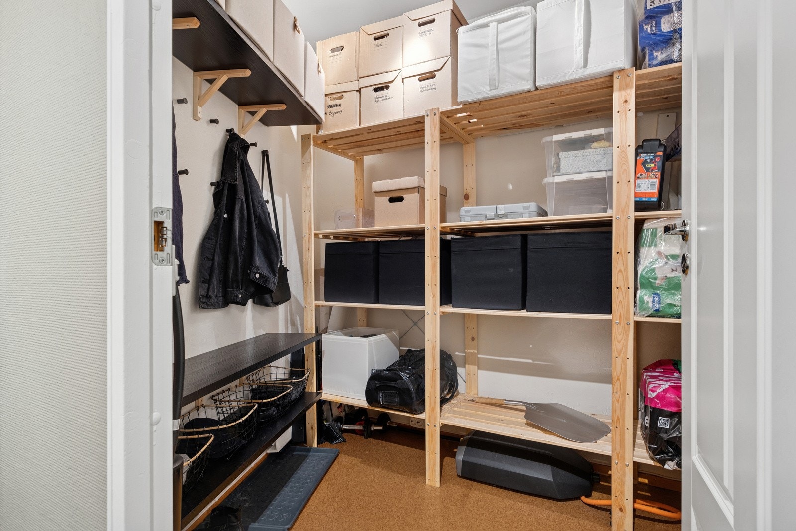 Ved entréen finner man også svært praktisk rom på 4,5 kvm med masse oppbevaringsplass. Det medfølger 2 boder i kjeller på totalt 9 m2. Galleribilde