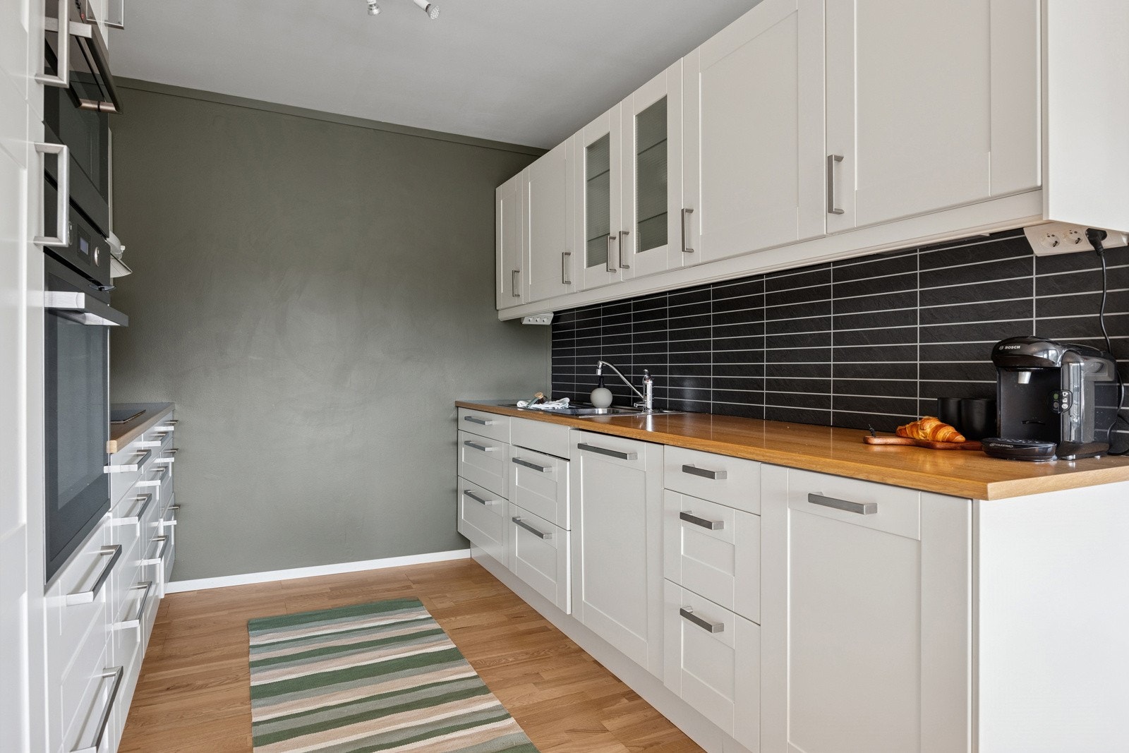 Kjøkkenet er tidløst og har alt av hvitevarer integrert og inkludert. Nyere stekeovn (2023) og helt nytt kjøleskap (2025). Galleribilde