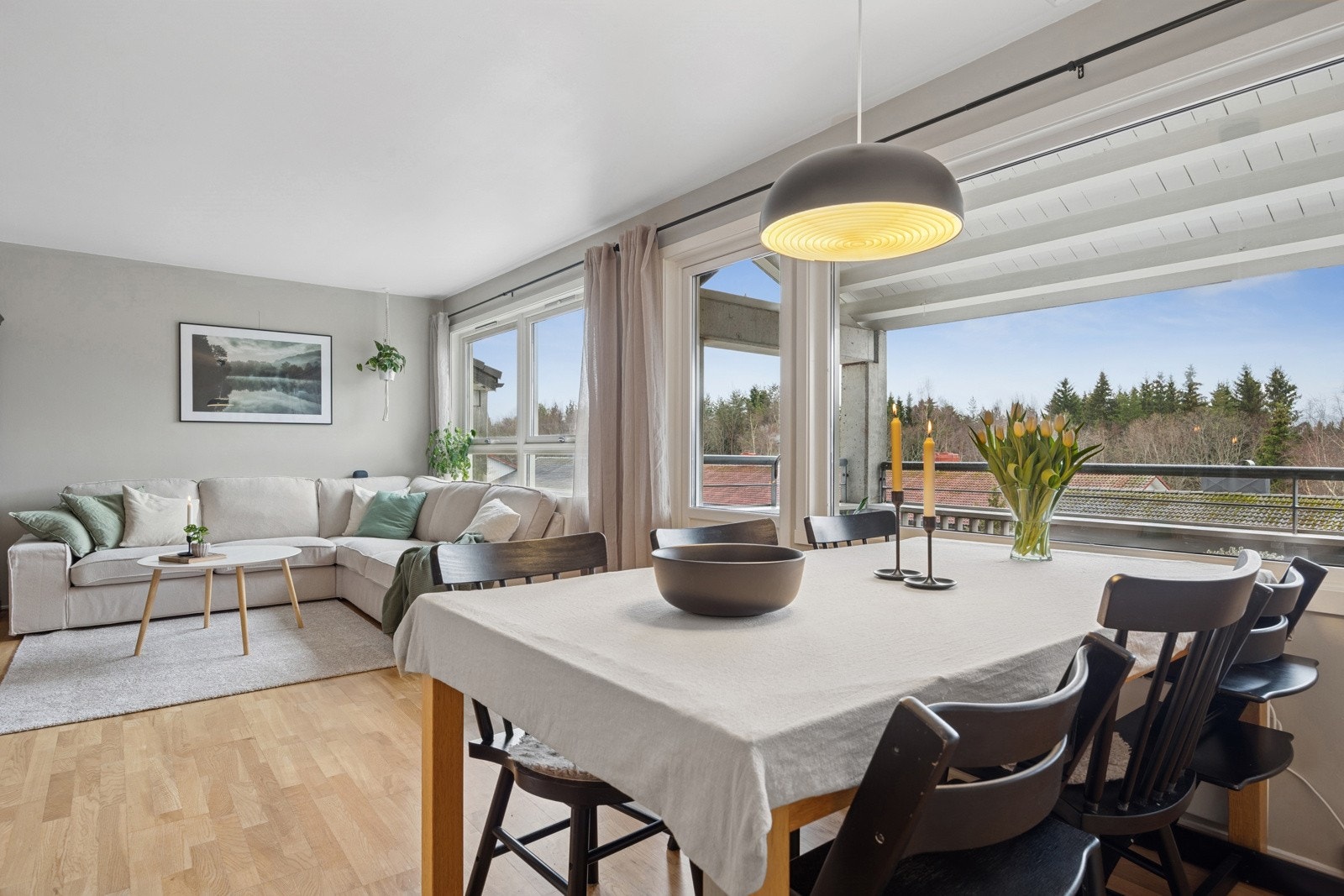 Fordelene med å ligge øverst er mange. I tillegg til å være mindre støyutsatt, nyter man også godt av oppvarmingseffekten fra underliggende leiligheter. Galleribilde