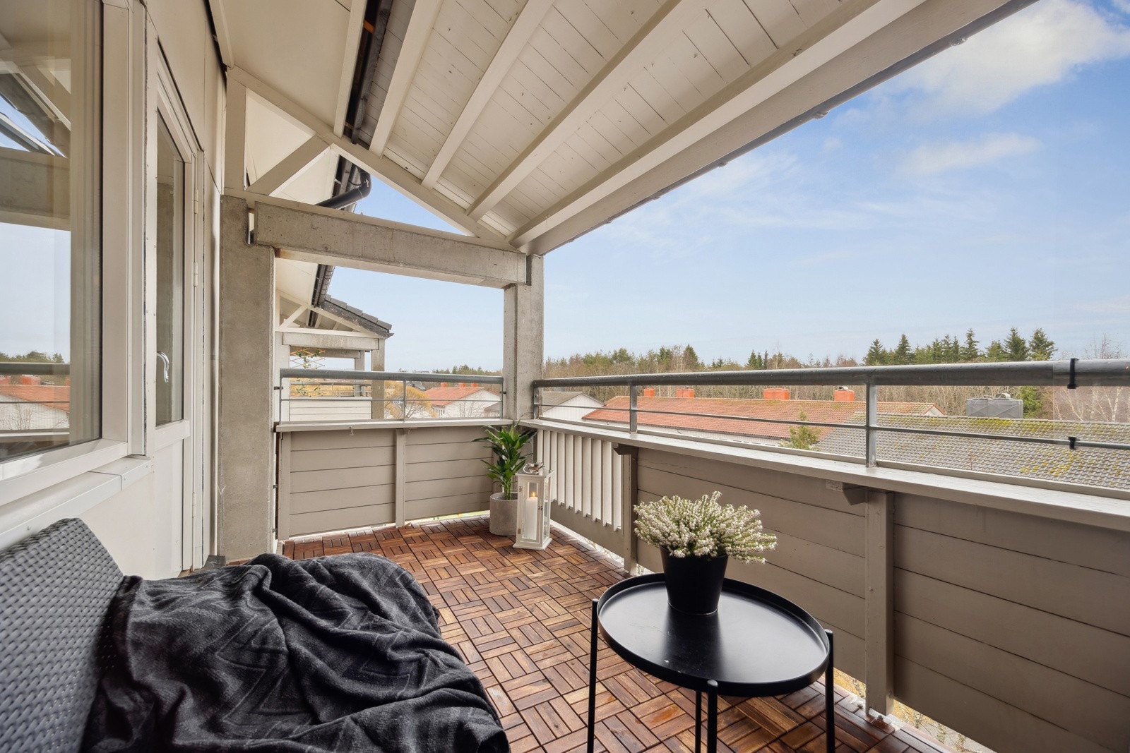 Beliggenheten på toppen gir god utsikt og ingen innsyn i leiligheten. I utsiktslandskapet finner man bl.a. Vassfjellet. Galleribilde