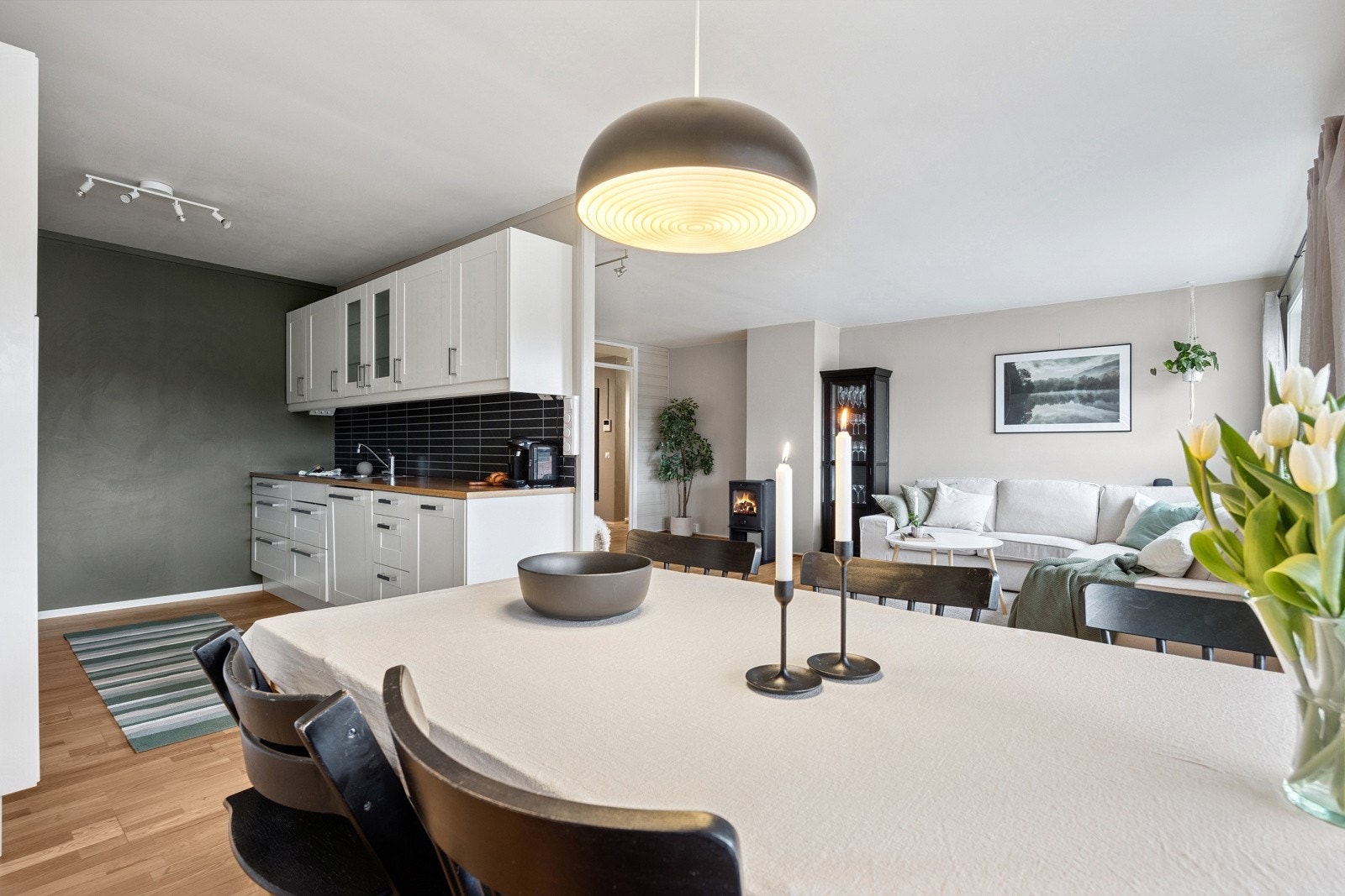 Foran kjøkkenet er det plass til også større spisebord. Galleribilde