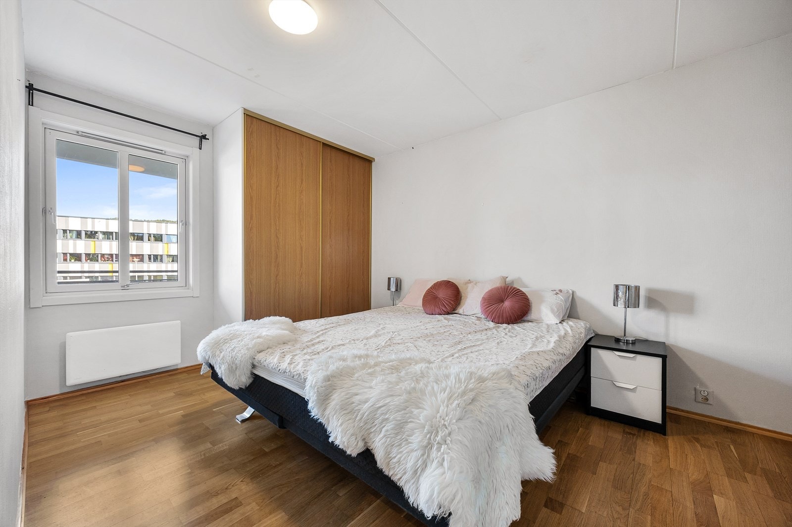 Det største soverommet har plass til dobbeltseng, nattbord og skrivepult Galleribilde