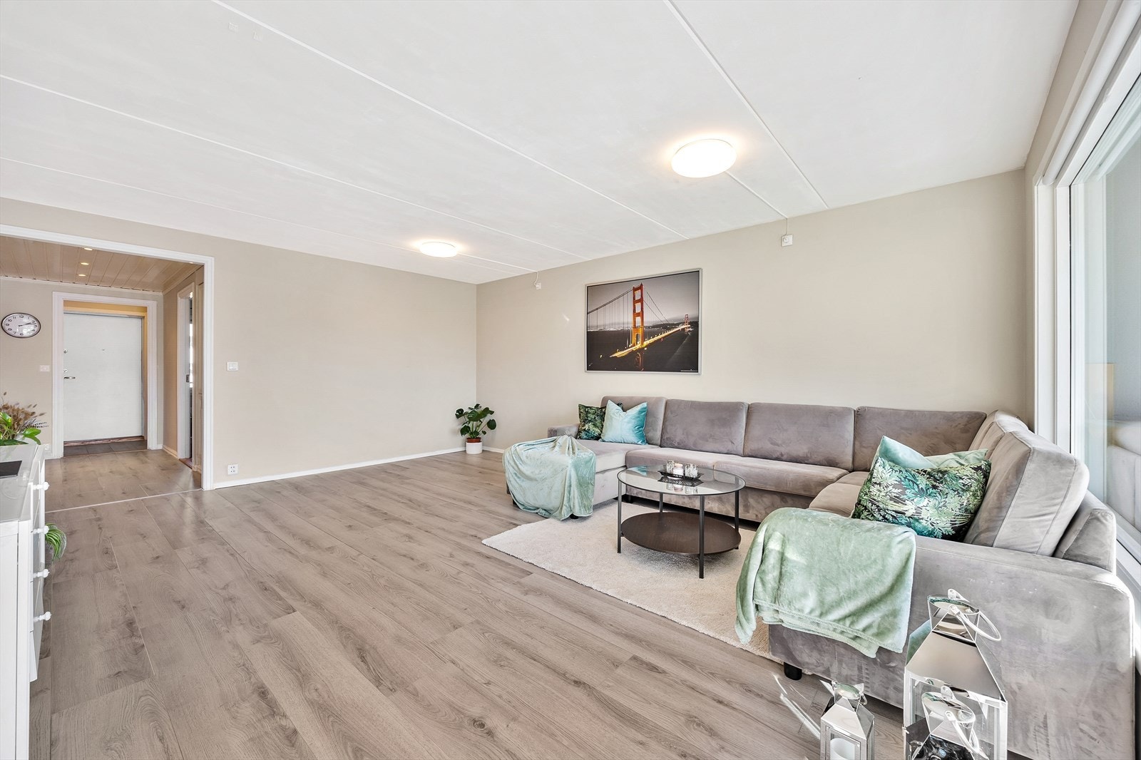 Det er montert godt med belysning i himlingen Galleribilde